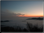 foto Colline nella nebbia al Tramonto